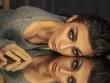 Femme maquillée allongée contre un miroir