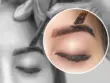 main surlignant un sourcil en noir et blanc avec un rond zommant sur le sourcil en étant travaillé, le zoom en couleur