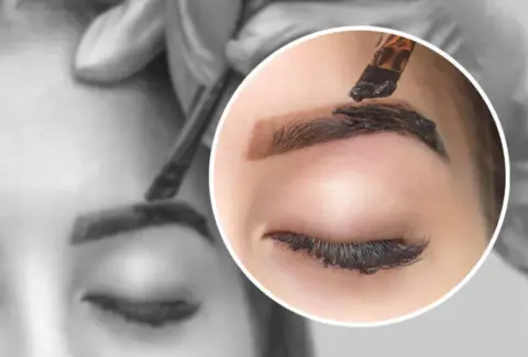 main surlignant un sourcil en noir et blanc avec un rond zommant sur le sourcil en étant travaillé, le zoom en couleur