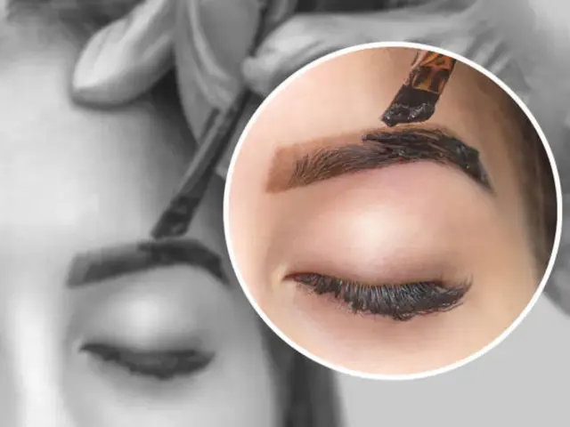 main surlignant un sourcil en noir et blanc avec un rond zommant sur le sourcil en étant travaillé, le zoom en couleur