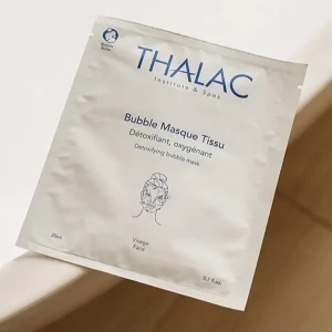 Sachet de masque bubble blanc sur le bord d'une table