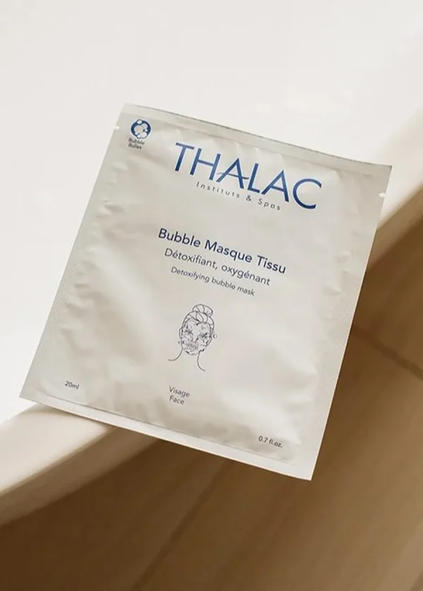 Sachet de masque bubble blanc sur le bord d'une table
