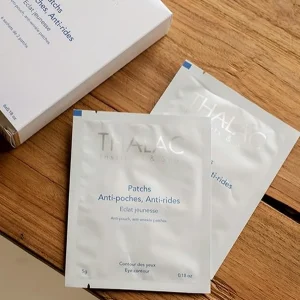 Deux sachets l'un sur l'autre blanc sur une planche de bois