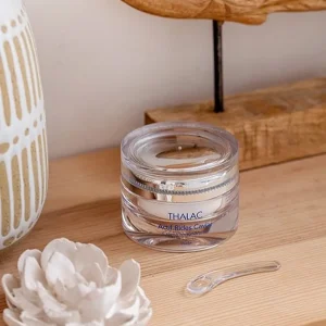 Pot transparent sur une table en bois avec une sculpture de poisson en bois à côté