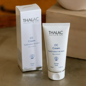 Crème pour le teint à côté de son carton d'emballage