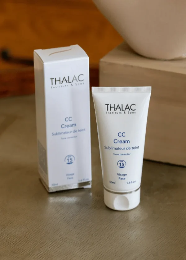 Crème pour le teint à côté de son carton d'emballage