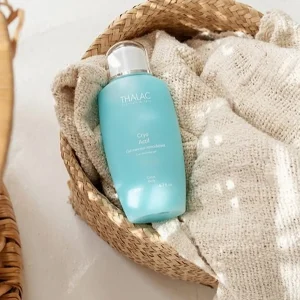Flacon bleu de Cryo-actif dans un panier avec des serviettes