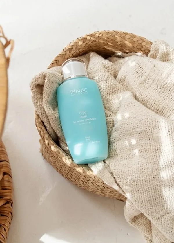 Flacon bleu de Cryo-actif dans un panier avec des serviettes
