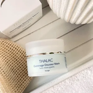Pot de gommage blanc avec un couvercle blanc
