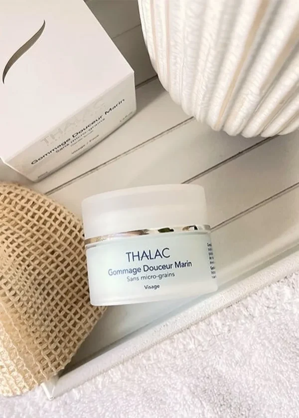 Pot de gommage blanc avec un couvercle blanc