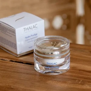 Pot transparent sur table bois