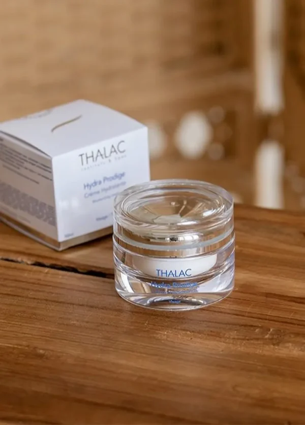 Pot transparent sur table bois