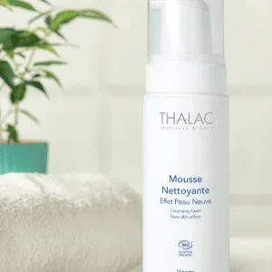 Flacon de mousse nettoyante blanche avec un couvercle en plastique