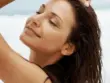 Visage éclatant de femme se tenant les cheveux