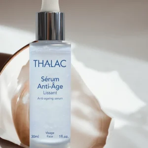 Sérum anti-âge transparent avec reflet lumineux derrière