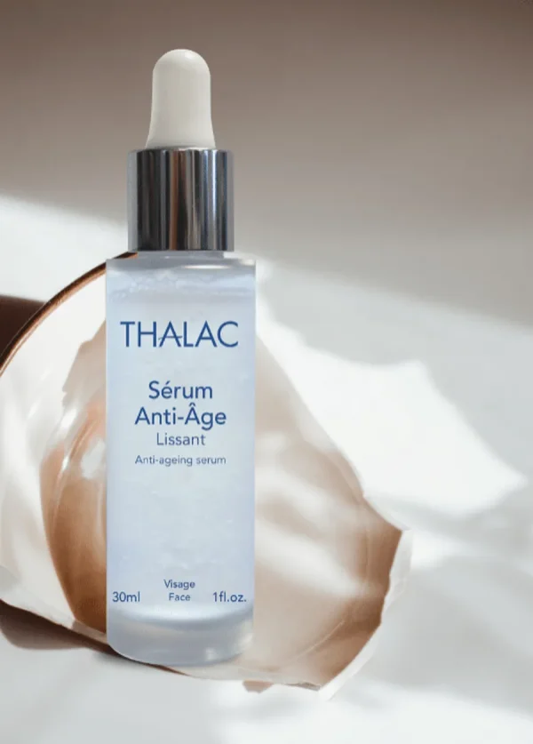 Sérum anti-âge transparent avec reflet lumineux derrière