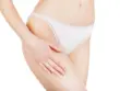 Corps de femme avec culotte blanche la main sur la jambe
