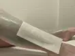 jambes enduites de cire verte avec une bande blanche dessus
