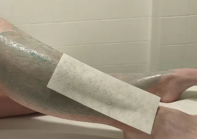 jambes enduites de cire verte avec une bande blanche dessus