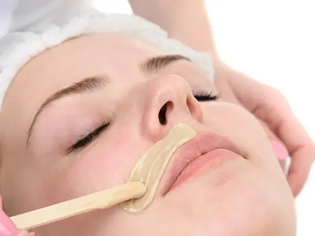 Visage de femme allongée les yeux fermés avec un bâtonnet au niveau des lèvres