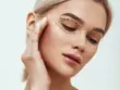 Visage de femme se massant la tempe, avec des pointillés sur l'oeil droit