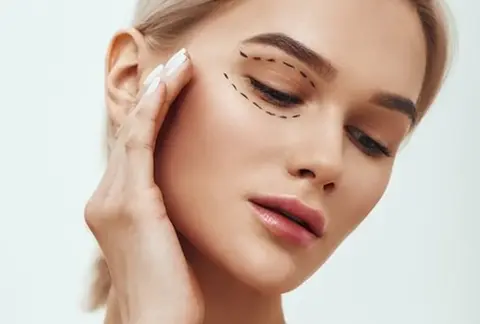 Visage de femme se massant la tempe, avec des pointillés sur l'oeil droit