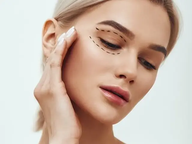 Visage de femme se massant la tempe, avec des pointillés sur l'oeil droit