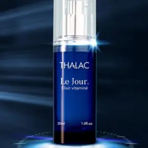 Flacon d'elixir vitaminé dans un halo de lumière bleutée