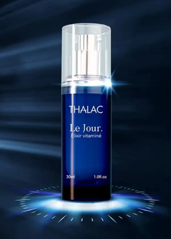 Flacon d'elixir vitaminé dans un halo de lumière bleutée