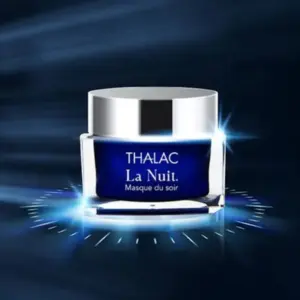 Pot de masque du soir dans un halo de lumière bleutée