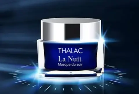 Pot de masque du soir dans un halo de lumière bleutée