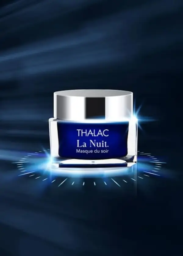 Pot de masque du soir dans un halo de lumière bleutée