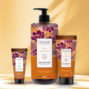 ensemble de trois produits gel douche, un petit un moyen un grand avec un pousse-pousse sur fond ocre
