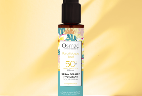 Spray hydratant sur fond ocre